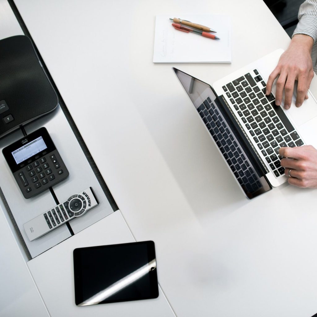 Person, die ein MacBook Pro verwendet